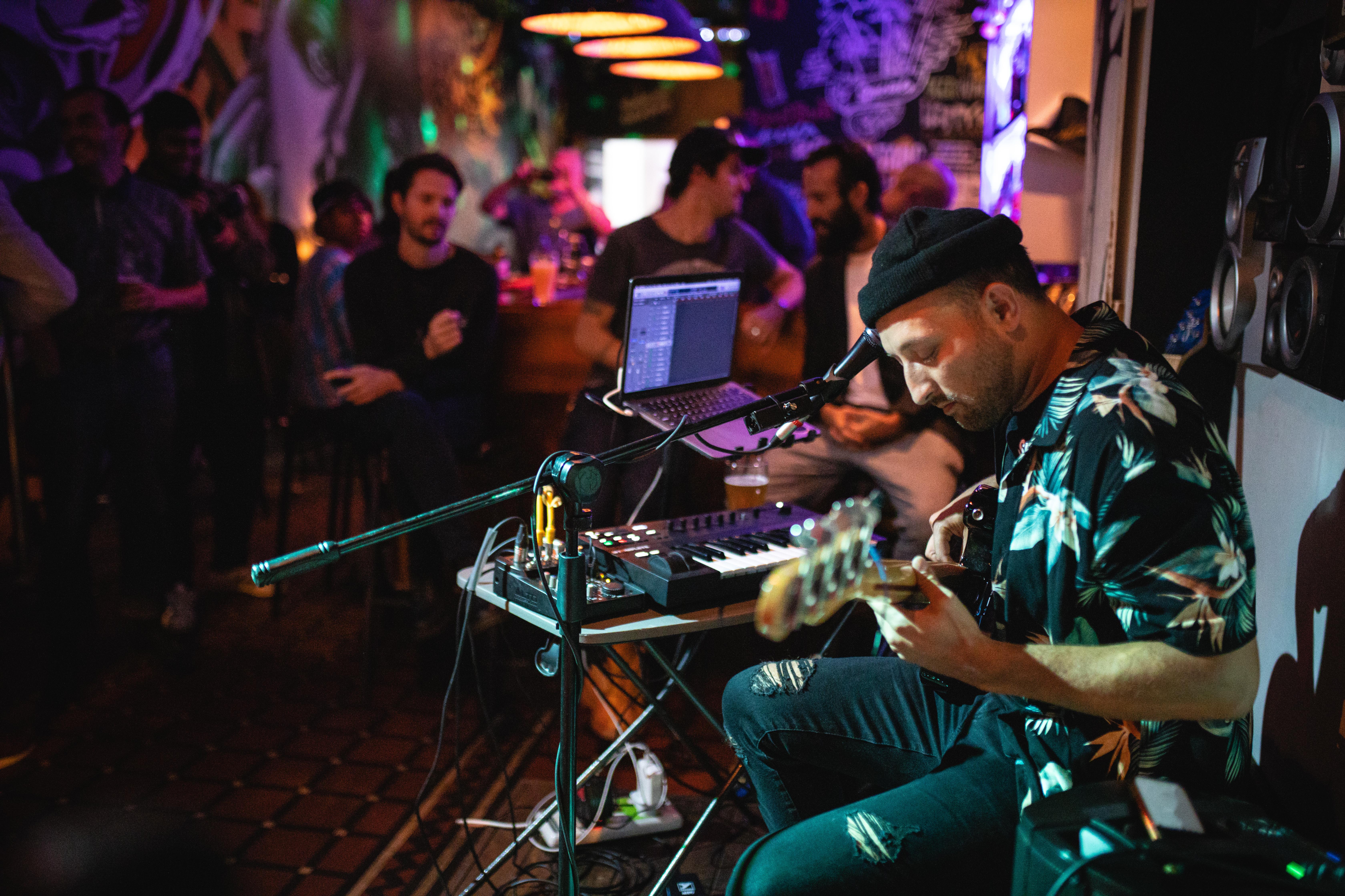 LIVE MUSIC